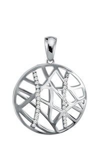 Pendentif en argent avec un design circulaire présentant un motif ajouré complexe et deux rangées de petits diamants étincelants.