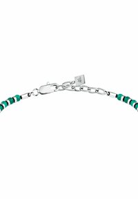 Bracciale in argento con perline verdi alternate a dettagli neri, dotato di chiusura a moschettone e etichetta con logo.