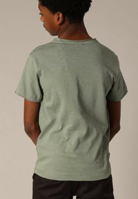 DEELUXE KINAN - T-shirt imprimé - Eucalyptus
