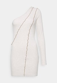 Vestido assimétrico de mangas longas em malha bege claro, com um padrão de linha castanha ondulada de um lado para adicionar detalhe.