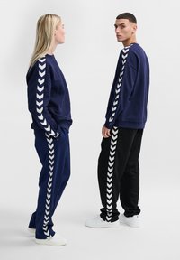 Hummel LOOSE FIT - Felpa - peacoat