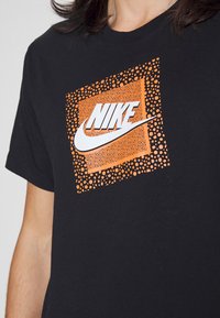 Nike Sportswear FRANCHISE TEE - T-shirt estampada - black