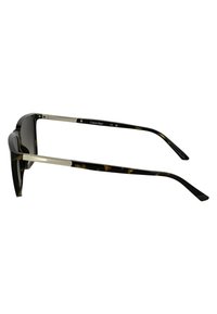 Lunettes de soleil noires et écaille de tortue avec une monture géométrique, des accents métalliques et des branches fines. Les verres sont sombres pour une protection UV.