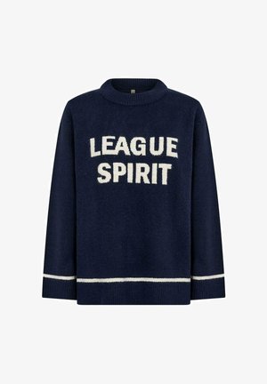 Marineblauwe gebreide trui met een ronde hals, met de tekst "LEAGUE SPIRIT" in het wit. Voorzien van witte strepen bij de zoom en manchetten.