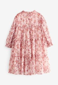 Robe longue rose à manches longues à volants au col avec fermeture par boutons au dos, ornée de petits motifs floraux rouges et blancs.