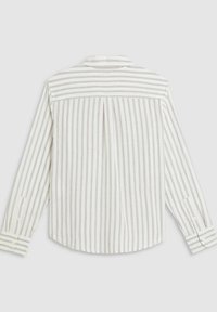 Chemise blanche à boutons avec des rayures verticales rouges et grises, dotée d'un pli au dos, de manches longues et de poignets à boutons. Texture lisse.