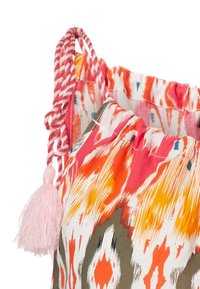 Sac à main coloré avec des motifs dans des nuances de rose, orange et vert. Il présente un haut froncé et des poignées tressées avec un détail de pompon rose.