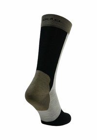 Schwarze, graue und olivgrüne Socke mit verstärkter Ferse und Spitze, glatter Textur und farblich abgesetzten Blockstreifen an den Seiten.