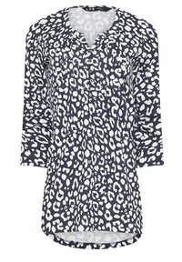 Camicia leopardata navy e bianca con maniche a tre quarti, scollo a V e dettagli con bottoni sulla patta. Orlo leggermente curvo.