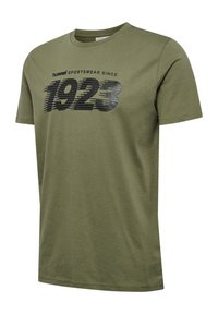 Oliwkowa koszulka z bawełny, z czarnym nadrukiem graficznym z tekstem "1923" oraz "hummel sportswear since". Klasyczny krój z okrągłym dekoltem.