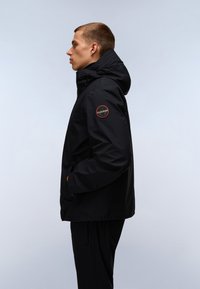 Czarna kurtka z kapturem o gładkiej fakturze, z pomarańczowym akcentem na lewym rękawie i bocznymi kieszeniami. Klasyczny krój, minimalistyczny design.