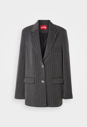 Blazer grigio a righe sottili con chiusura a singolo bottone, rever a soffietto e due tasche frontali. Finitura con etichetta rossa del marchio all'interno.