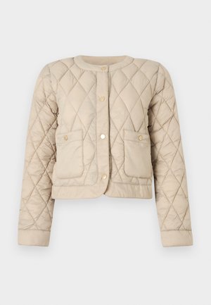 Veste matelassée beige avec un col rond, des boutons à l'avant et deux poches plaquées. Présente une texture lisse et un éclat subtil.