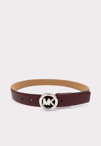 Bordeaux syntetisk læderbælte med sølv cirkulær spænde, der har "MK" logo, glat tekstur og jævnt fordelte huller til justering.