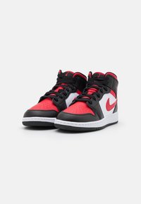 Jordan AIR 1 MID UNISEX - Basketbola apavi - black/fire red/white