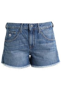 Pantalones cortos de mezclilla en azul medio con dobladillo deshilachado, que presentan una cremallera, dos bolsillos frontales y un diseño clásico de cinco bolsillos.