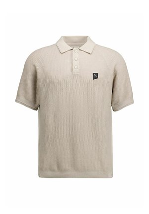 Beżowa teksturowana dzianinowa koszulka polo z krótkim rękawem, z patką na trzy guziki i małym czarnym geometrycznym logo na lewej piersi.
