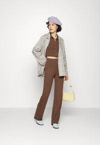 Nly by Nelly CUTE COLLAR SET - Calças - brown