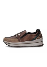 Sneakers con una tomaia in pelle marrone, dettagli in suede, suola in gomma e una fibbia metallica. Presentano una stampa animale testurizzata sul tallone.