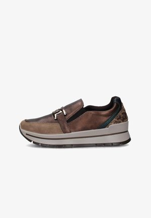 Sneakers con una tomaia in pelle marrone, dettagli in suede, suola in gomma e una fibbia metallica. Presentano una stampa animale testurizzata sul tallone.