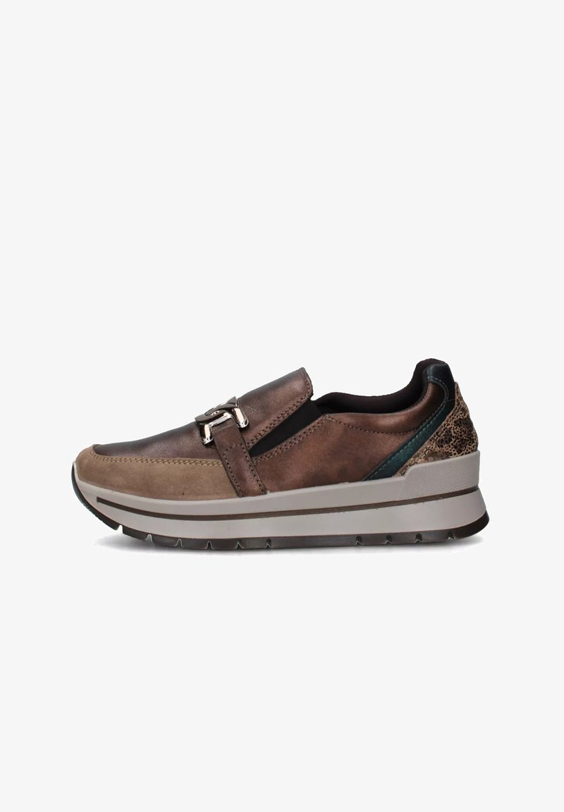 Sneakers con una tomaia in pelle marrone, dettagli in suede, suola in gomma e una fibbia metallica. Presentano una stampa animale testurizzata sul tallone.