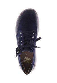 Marineblaues Wildleder-Sneaker mit Gummisohle, Schnürsenkeln und seitlichem Reißverschluss. Verfügt über einen gepolsterten Kragen und Innenpolsterung für mehr Komfort.