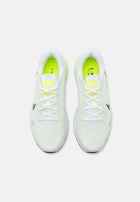Nike Performance JOURNEY RUN - Løbesko til landevejen - barely volt/black/volt/white