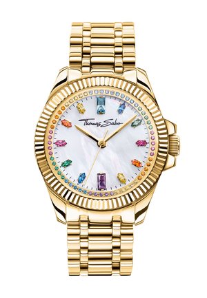 Goldene Armbanduhr mit weißem Zifferblatt, mehrfarbigen Edelstein-Stundenmarkierungen, Lünette mit Regenbogen-Edelsteinen und "Thomas Sabo"-Logo in der Mitte.