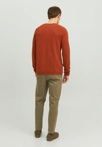 Jack & Jones JJEHILL CREW NECK  - Strickpullover - cinnabar