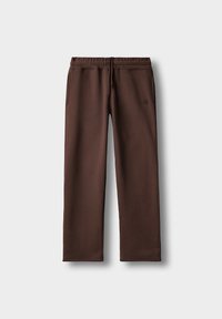 Brune joggebukser laget av mykt stoff; har elastisk midje, snor og sidelommer; subtilt logo på venstre ben.