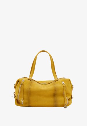 Musztardowa żółta torebka z zamszu z dwoma uchwytami, srebrnymi suwakami po bokach oraz zamknięciem na górze.