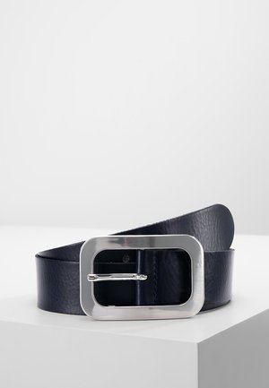 Ceinture en cuir bleu marine avec une boucle rectangulaire en métal argenté, présentant une texture lisse et un design simple et épuré.