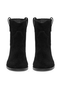 Botoșei negri din suede cu un design conic, având tab-uri laterale pentru a fi ușor de încălțat și cusături decorative pe margini. Talpă plată din cauciuc.