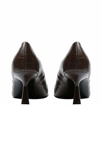 Décolleté marroni in pelle con punta appuntita e tacco curvo, caratterizzate da una texture trapuntata e una finitura liscia.