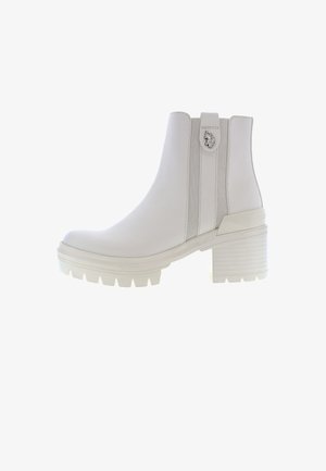 Valkoiset nilkkurit, joissa on sileä nahka, paksu korko, joustavat sivupaneelit ja teksturoitu kumipohja, jossa on karkeat urat.