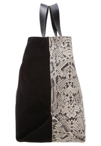 Strukturalna torba typu tote z czarnym zamszem z jednej strony i beżowym materiałem w wzór węża z drugiej, z dwiema czarnymi skórzanymi uchwytami.