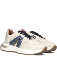 Sneaker beige e navy con superficie in pelle liscia, accenti in vernice a contrasto e suola ammortizzata. Presenta lacci neri e dettagli in oro rosa.