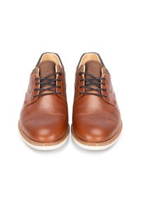 Zapatos de cuero marrón con un acabado liso, punta redondeada y cordones oscuros en contraste, con un diseño minimalista y suela de color claro.
