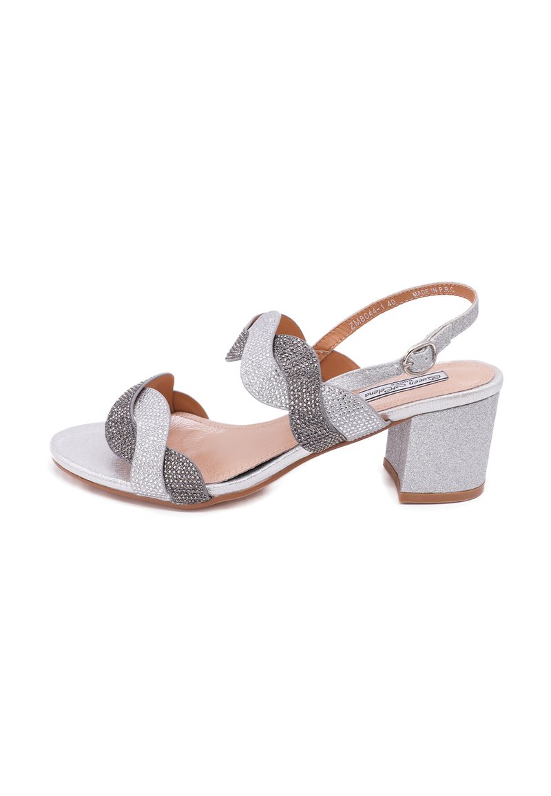 Sandali con tacco a blocco in argento e grigio, con cinturini testi e dettagli in strass. Design open toe e slingback su una base liscia.