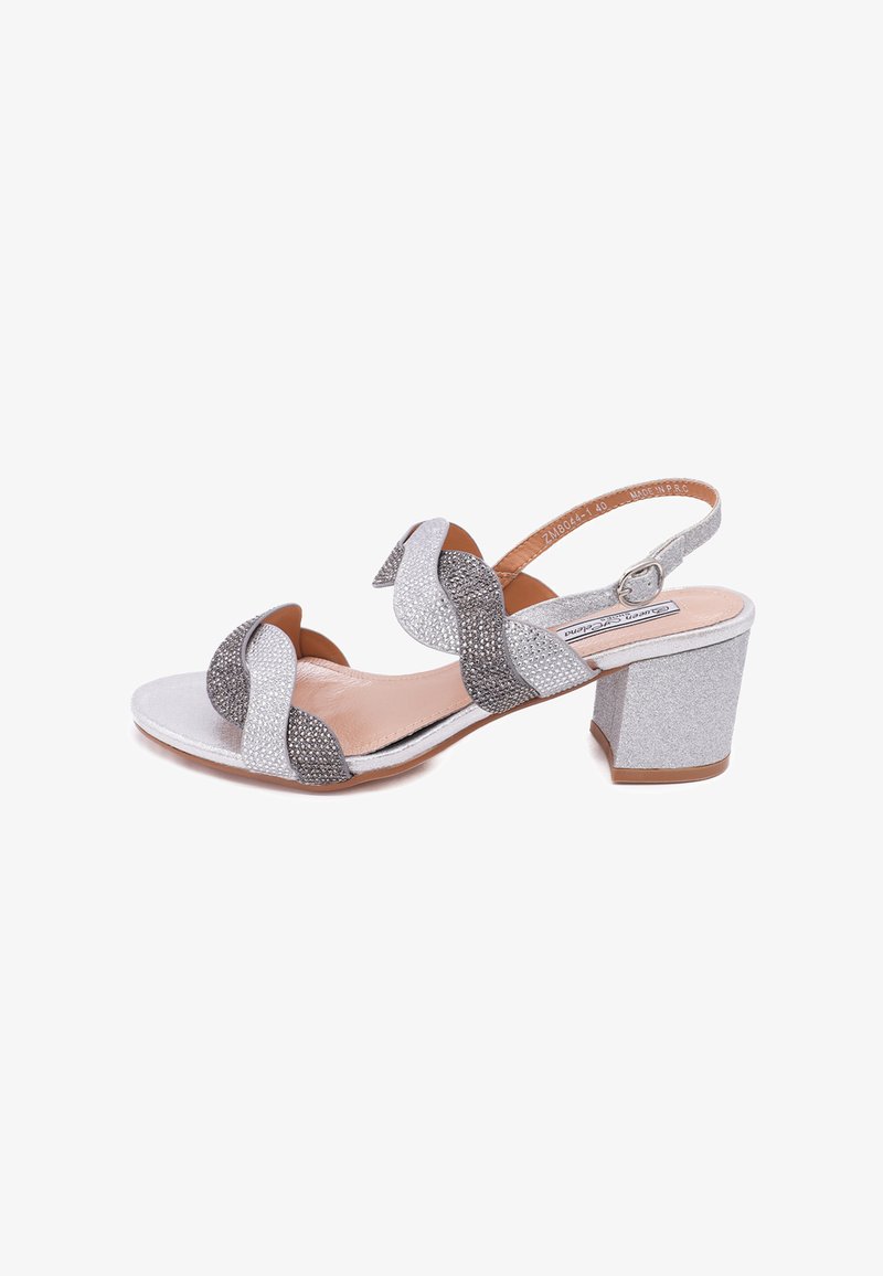 Sandali con tacco a blocco in argento e grigio, con cinturini testi e dettagli in strass. Design open toe e slingback su una base liscia.