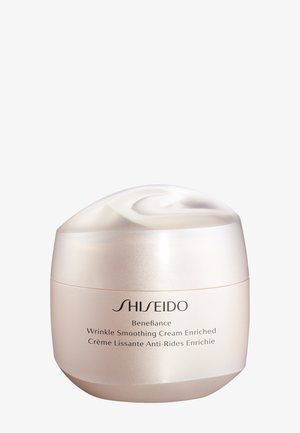 Crème lissante anti-rides Shiseido Benefiance, présentée dans un pot rond blanc nacré avec un couvercle incurvé sur fond blanc.