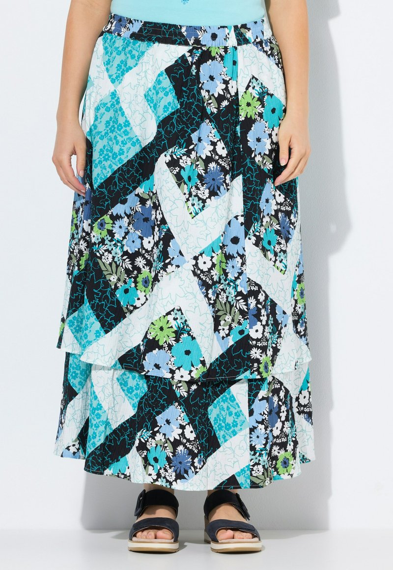 Gonna maxi floreale con un design patchwork nei colori blu, nero e verde, dotata di orlo a strati e vita elastica.