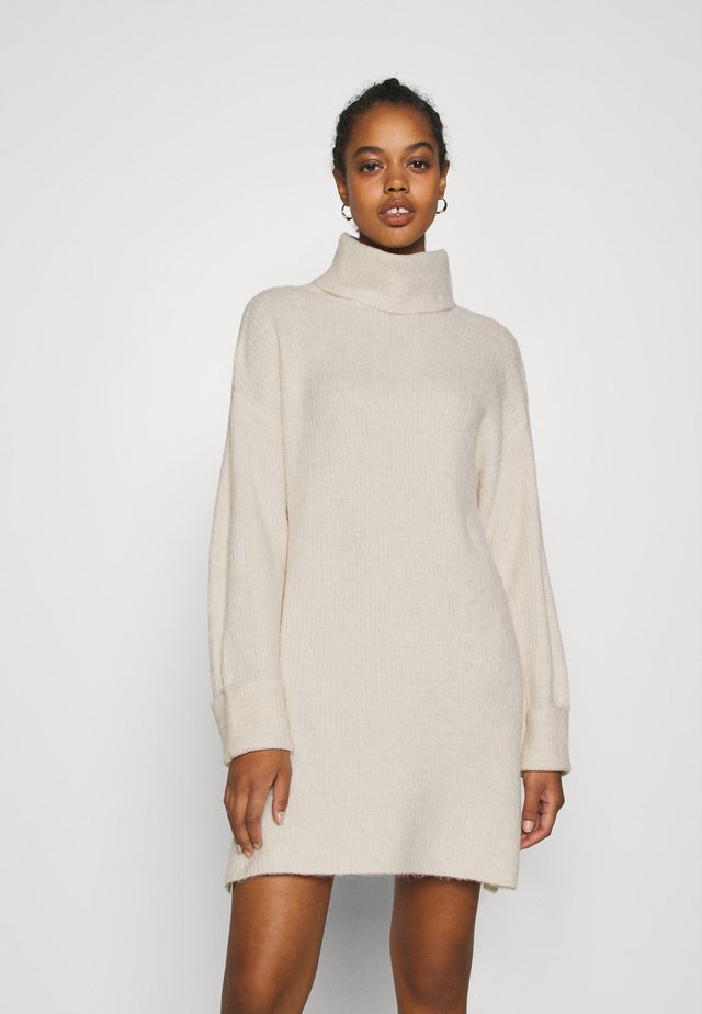 PLATED FUNN - Gebreide jurk - oat