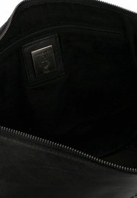 Custodia in pelle nera con una texture liscia, chiusura con zip e una tasca interna. Presenta un'etichetta metallica del marchio con un design ad ancora.