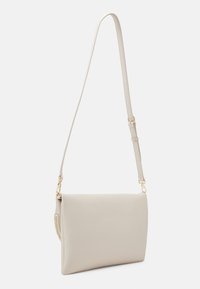 Lichtgrijze leren schoudertas met een gladde textuur, rechthoekige vorm, verstelbare schouderriem en goudkleurige hardware details.