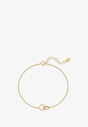 Pulsera de cadena de oro con dos anillos entrelazados, uno adornado con pequeñas piedras claras, y un cierre ajustable con una pequeña etiqueta redonda.