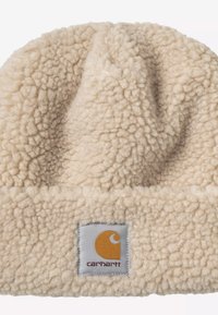 Kremowa czapka beanie z polaru o teksturowanej powierzchni. Posiada szary patch z pomarańczowym logo na mankiecie. Miękki i ciepły materiał.