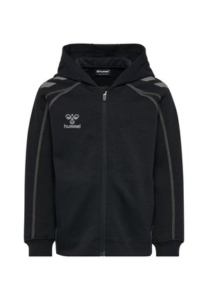 Sort hættejakke med lynlås og hætte, gråt hummel-logo på brystet, reflekterende vinkler på skuldrene og kontrastsyninger langs ærmerne.