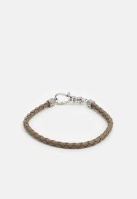 Bracciale in pelle intrecciata beige con accenti in metallo tono argento e chiusura a moschettone. Finitura testurizzata con un aspetto liscio.