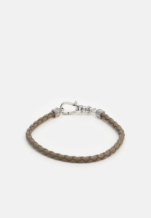 Bracciale in pelle intrecciata beige con accenti in metallo tono argento e chiusura a moschettone. Finitura testurizzata con un aspetto liscio.